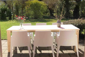 Bungalow met grote zonnige tuin en strandcabine